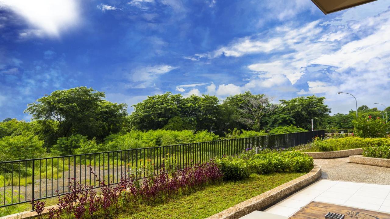 Azalea Suites Cikarang By Jayakarta Group エクステリア 写真