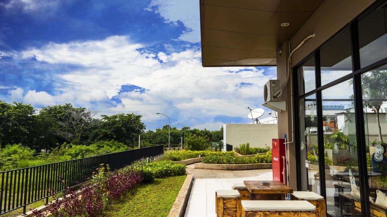 Azalea Suites Cikarang By Jayakarta Group エクステリア 写真