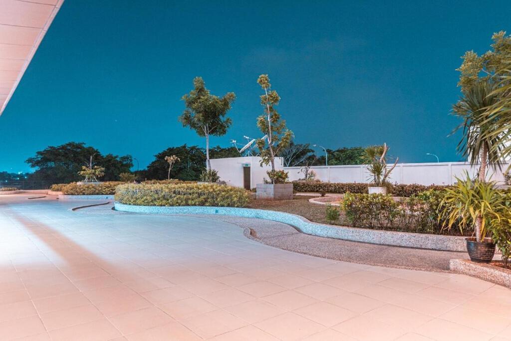 Azalea Suites Cikarang By Jayakarta Group エクステリア 写真